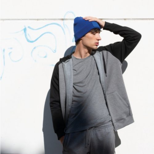 Homme portant un bonnet bleu