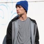 Homme regardant de côté portant un bonnet bleu