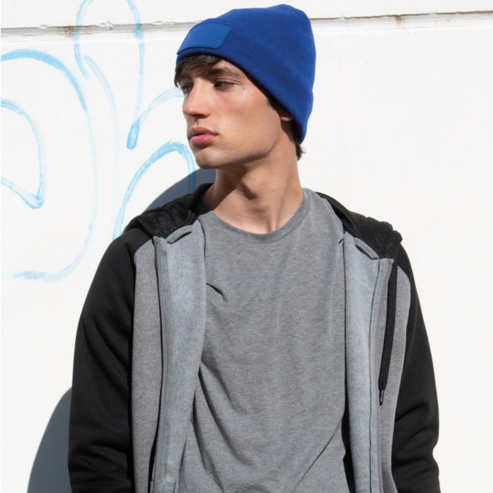 Homme regardant de côté portant un bonnet bleu