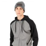 Homme regardant de face portant un bonnet gris