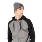 Homme portant un bonnet gris