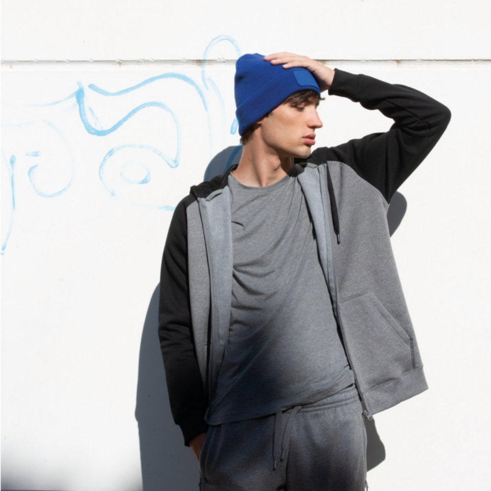 Homme portant un bonnet bleu