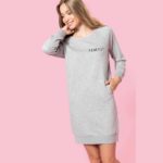 femme portant une robe grise