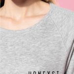 Zoom sur le haut d'une femme portant une robe grise