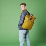 SAC A DOS – 3 Homme portant un Sac a dos jaune que son dos