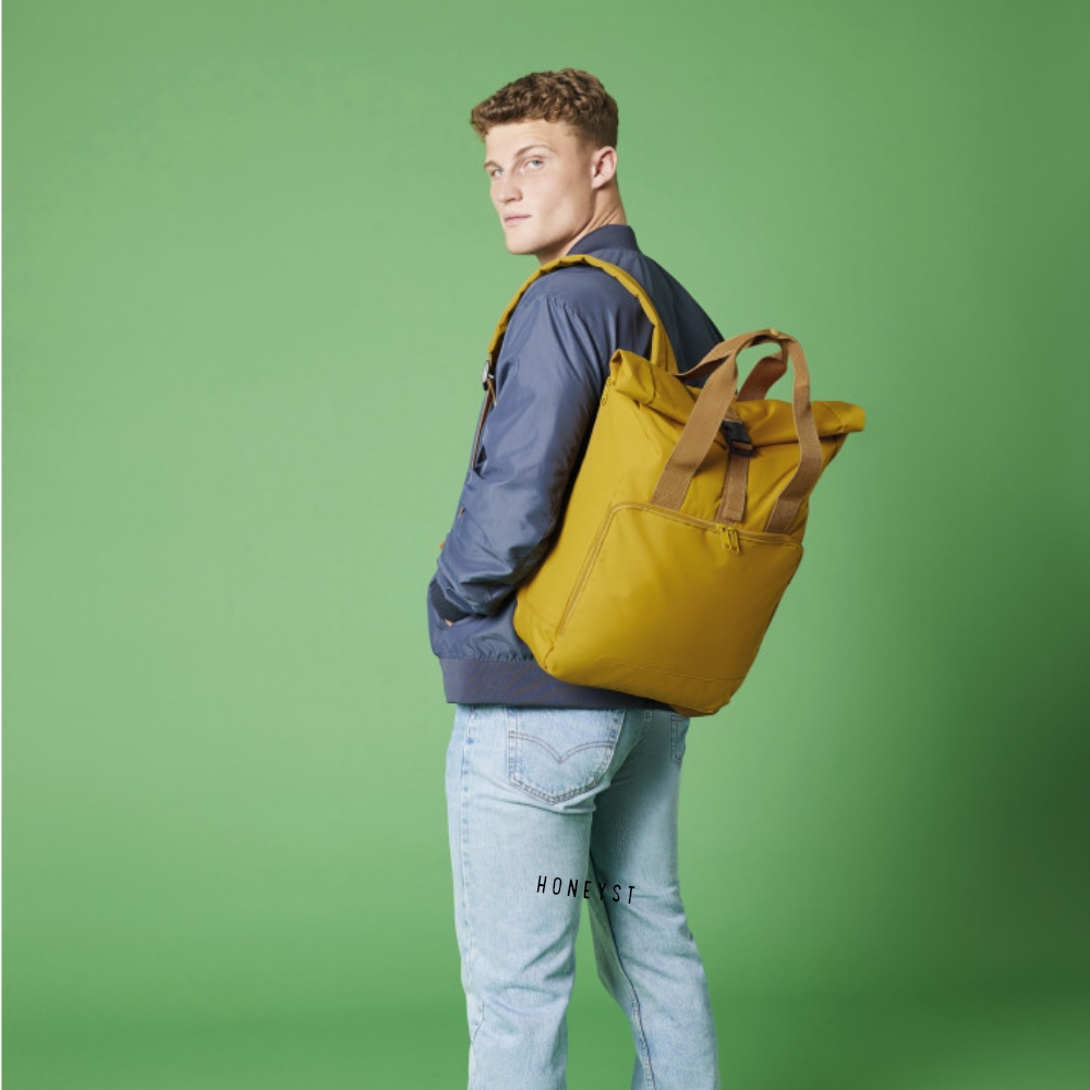 SAC A DOS – 3 Homme portant un Sac a dos jaune que son dos