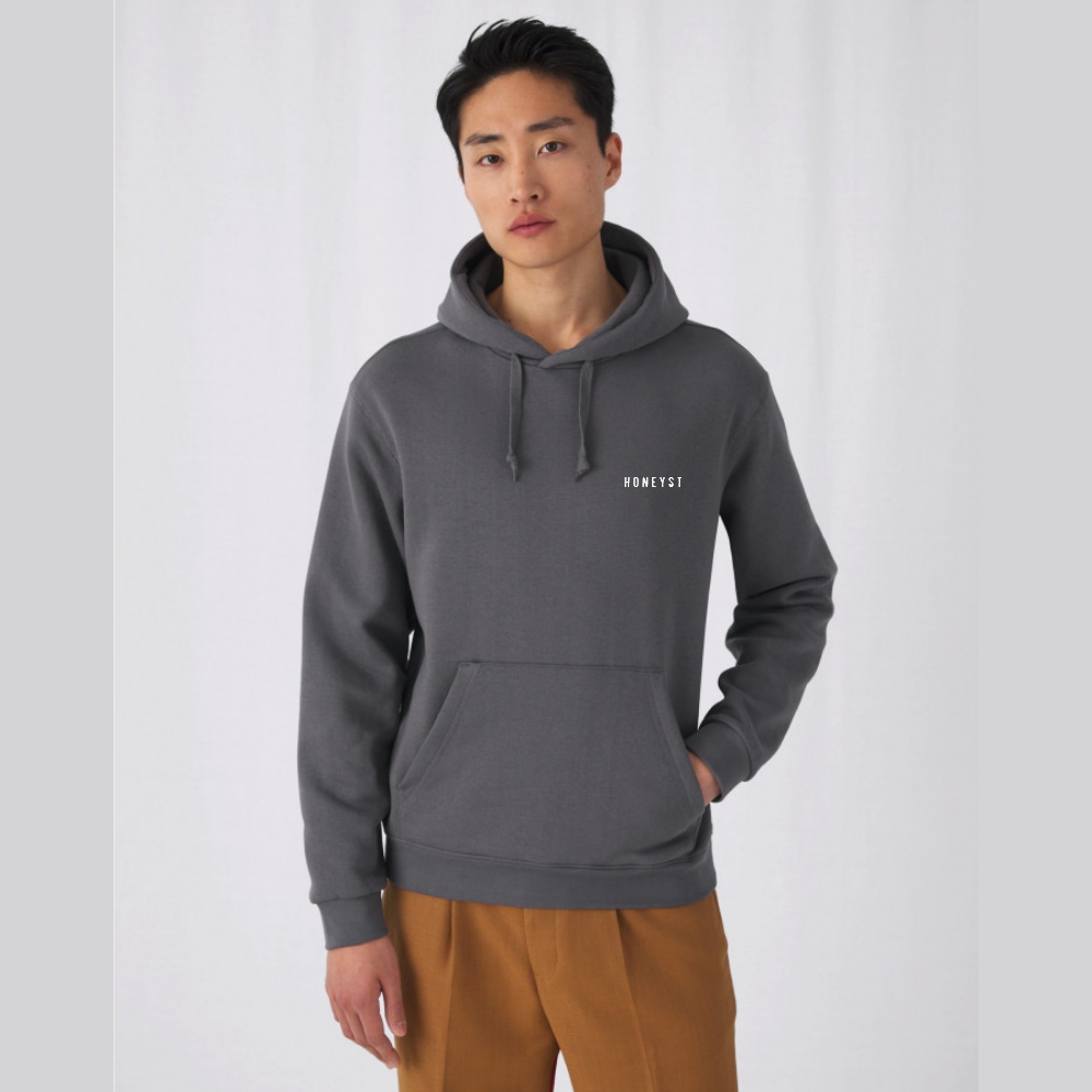SWEAT MIXTE Homme portant un sweat gris mixte