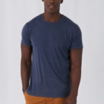 Homme portant un t-shirt Odile bleu fonçé