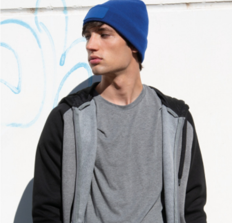 categorie_3 Homme regardant de côté portant un bonnet bleu