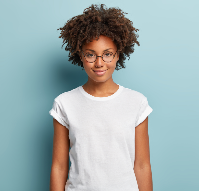 image_left_woman Image d'une femme souriante t-shirt blanc sur un fond bleu
